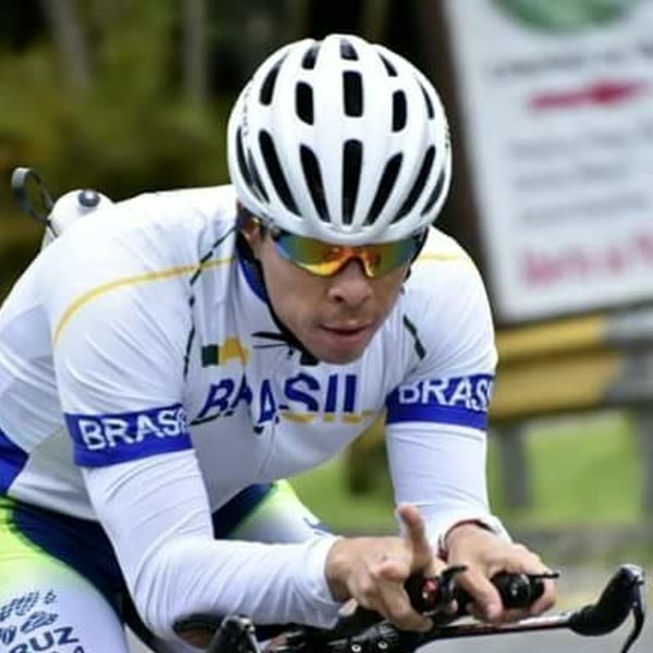 Rômulo pedalando com a camisa do Brasil