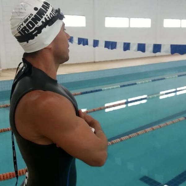 Rômulo na piscina antes do treino de natação