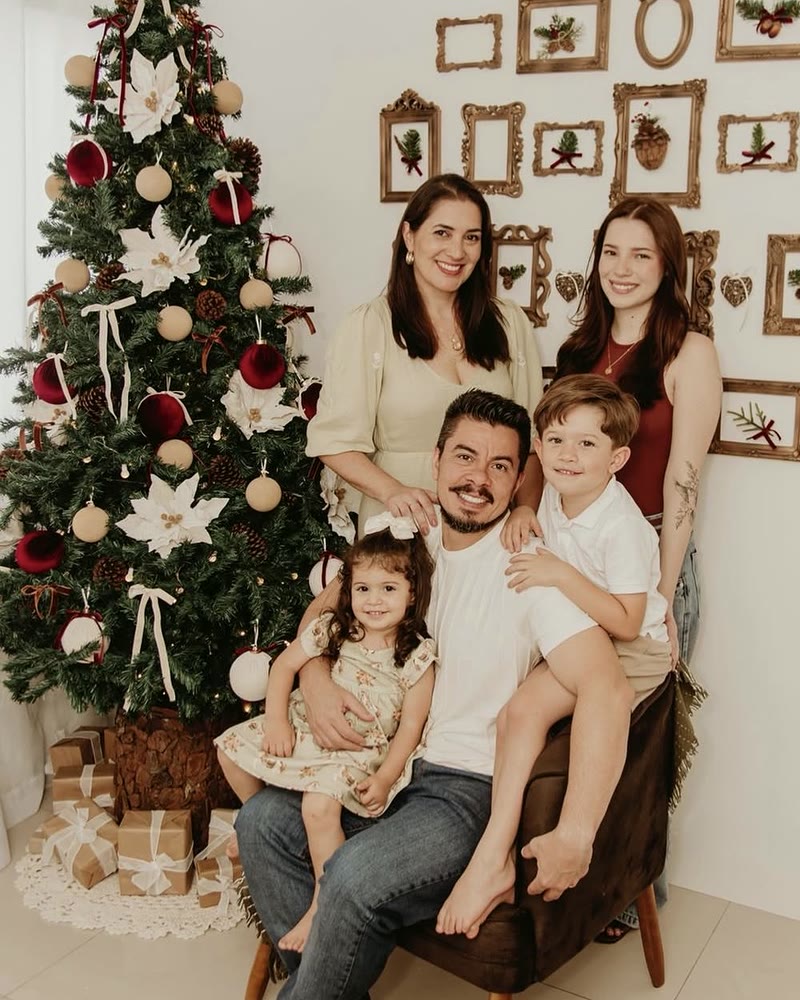 Rômulo com a esposa Xênia e os três filhos